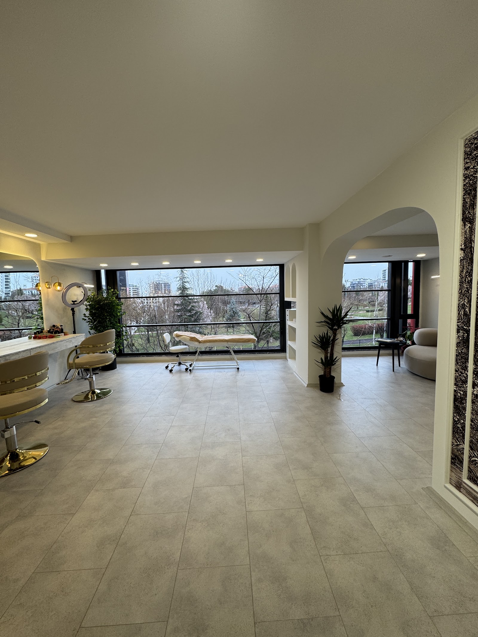 GİZEM ERTÜRK MAKEUP&BEAUTY LOUNGE